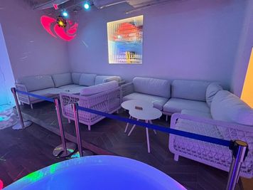 店内のソファー席5名席＋3名席 - TOKYO BEACH CLUB～endless summlr～ TOKYO BEACH CLUBの室内の写真