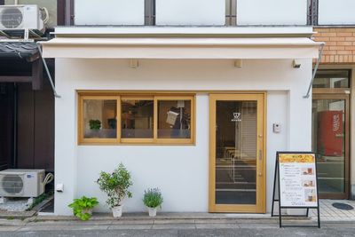 寺町通りから1本東に入った新烏丸通り添いに店舗がございます。レンタルスペースは店舗奥になります。 - 東京和茶房 レンタルスペース東京和茶房2Fの外観の写真