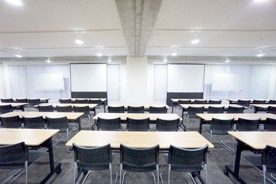 中央には演説台がございます。 - 【ビズプライム博多】 ビズプライム博多の室内の写真