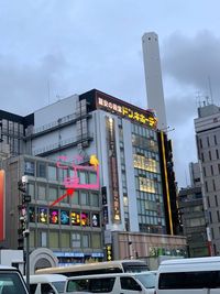 JR池袋駅北口から、線路を沿って徒歩２分、日精ビルに到着します。１階は中華料理店四季香、隣りはドンキホーテ。スタジオは駅に近い、光が良い、おしゃれなダンス場所。 - レンタルスペース バレーバ付きレンタルダンススペースの入口の写真