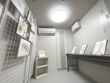 展示やフリマ、出張販売などでご利用いただける貸しスペース。1日単位で利用可能。飲食品は不可。 - （株）小阪楽器店 楽器・ダンス練習用レンタルスタジオの室内の写真