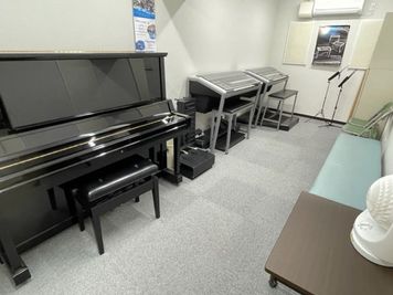 エレクトーンSTAGEA ELS-02x（プロフェッショナルモデル）のレンタルも可能。 - （株）小阪楽器店 楽器・ダンス練習用レンタルスタジオの室内の写真