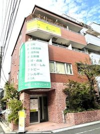 １階は「赤羽ここちクリニック」
Soinへの入り口は左側外壁伝いに少し行った所あり、奥のエレベーターで4階へ上がって頂きます。Soinは402号室です。 - 赤羽レンタルサロン「Soin」 【女性限定】2名用個室 施術スペースの外観の写真