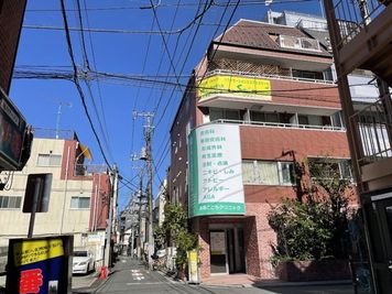 １階は「赤羽ここちクリニック」
Soinへの入り口は左側外壁伝いに少し行った所あり、奥のエレベーターで4階へ上がって頂きます。Soinは402号室です。 - 赤羽レンタルサロン「Soin」 【女性限定】2名用個室 施術スペースの外観の写真