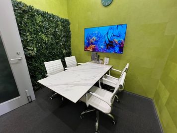 4名掛けのミーティングテーブル
 - THELOBBY六番町 【THELOBBY六番町】Room Green（4名様まで）の室内の写真