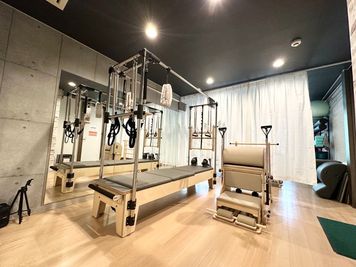 仕切りカーテンで半個室。カーテンを開ければグループでの使用も可に。 - SHINJUKU Pilates studio１【Bスペース】 新宿で一番駅近＆最安＆広い最高品質な”マシン”ピラティススタジオの室内の写真