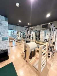 【Bスペース】入り口手前、鏡が多く動作確認◎ - SHINJUKU Pilates studio１【Bスペース】 新宿で一番駅近＆最安＆広い最高品質な”マシン”ピラティススタジオの設備の写真