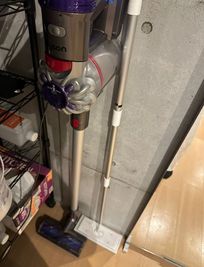 清掃用具も豊富に完備。クイックルワイパー、掃除機（Dyson） - SHINJUKU Pilates studio１【Bスペース】 新宿で一番駅近＆最安＆広い最高品質な”マシン”ピラティススタジオの設備の写真