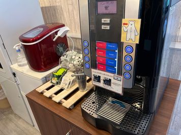 種類豊富なフリードリンク - 勉強カフェ大阪江坂ローソン店内 勉強カフェ大阪江坂ローソン店内のテレブース直予約の設備の写真