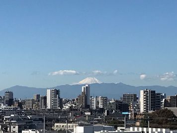 空気の澄んだ日は富士山も良く見えます！ - arpeggioSKY品川大井町 【～20名イベントプラン】屋上庭園アルペジオスカイ※法人様限定の室内の写真