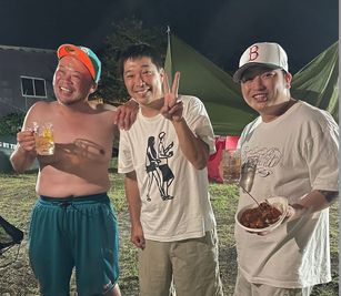 サイプレス上野さんとオーナーのシン（真ん中） - キャンプ＆バーベキュー池のほとり 野外ステージで大音量！貸切りカラオケができるキャンプ場の室内の写真