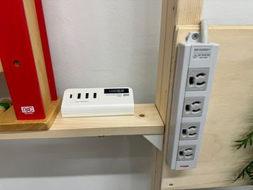 電源とUSB電源が随所にございます。 - スペースマゼルの設備の写真