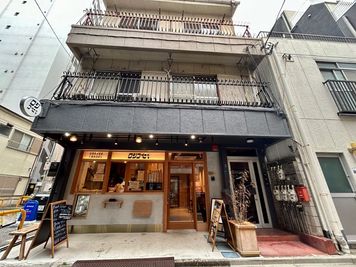 【ビル外観は『ロジコーヒー、』の看板が目印です】 - 錦糸町 ロジコーヒー、 BOOTH-Aの外観の写真