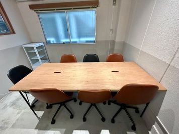 【対面で着席できるので、会議や打ち合わせにオススメです】 - 錦糸町 ロジコーヒー、 Meeting Roomの室内の写真