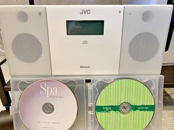 CDプレーヤー兼Bluetoothスピーカー、ヒーリングミュージックCD6枚 - 北堀江レンタルサロンMeの設備の写真