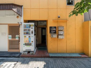 建物入口となります - たくすぺ会議室★神田駅徒歩1分！会議セミナー・多目的飲食土足可 気軽に使える多目的レンタルスペース♡Bの室内の写真