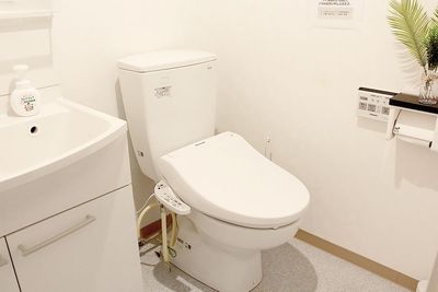 トイレスペースは広いのでお着換えも可 - Fun 2 Room takadanobaba 貸し会議室の設備の写真