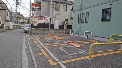 建物目の前に有料パーキングがございます。お車でお越しの方はこちらもご活用ください。 - ミーティングルーム渋谷笹塚 ワークスペース・貸し会議室の室内の写真