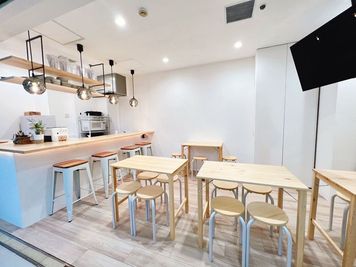 【物販スペース/ミシン付き】無垢と白の漆喰壁のおしゃれなスペース - handmade & cooking cafe MARCHE