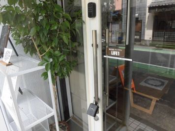 ダイヤルキーとキーボックスどちらでも開けられます。 - スペースセサミ草加店　１階 スペースセサミ草加の外観の写真