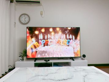 65型大画面のREGZAで推し活やスポーツ観戦、大人気ゲーム🎮、誕生日会などスマートテレビなので何でも見れます、映せます‼️ - shiro町田 町田駅で人気なレンタルスペース【10人まで利用可能】の室内の写真