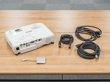 プロジェクター　エプソンEBW-06
HDMIケーブル、VGAケーブル付属 - 貸会議室ルームス　新宿御苑店 【ROOMs新宿御苑前店 】新宿御苑前4分・四谷三丁目5分 の設備の写真