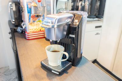 KEURIGキューリグコーヒーメーカー　BS300 (ネオブラック）
おひとり様一杯まで無料でお飲みいただけます。
カフェインレスもご用意しております。 - レンタルスペース　シークレットシネマ 平日セール中💰半会員制の秘密基地｜120㌅の大画面映画鑑賞の設備の写真