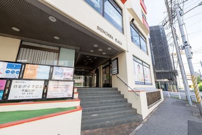 マンションへのアプローチ - レンタルスペース「としょかんのうら新千葉」 みんなで使える便利なスペース🍃としょかんのうら新千葉🍃の入口の写真