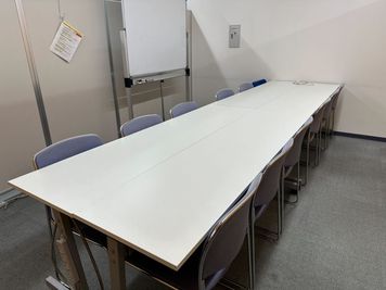 6名用会議室A（24名定員の会議室をパーテーションで仕切っています。完全個室ではございません。） - katanaオフィス淀屋橋 淀屋橋駅から徒歩2分 打ち合わせ、会議に  貸会議室（12名用)の室内の写真