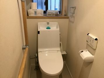 一階のトイレは手すりがついています。 - ゆらぎスペース二条　中島オフィス2F  レンタルサロン　ゆらぎすぺーす二条202の室内の写真