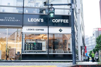 黒と白を基調にした外観は人目を惹きます - LEON'S COFFEE LEON'S COFFEEを貸切るという贅沢。in TOKYO.の外観の写真