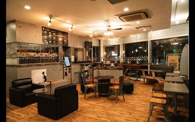 コンクリート調のモダンな空間に木の温かみ - LEON'S COFFEE LEON'S COFFEEを貸切るという贅沢。in TOKYO.の室内の写真