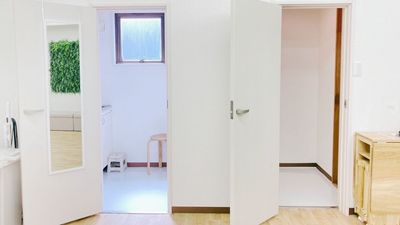 左側は給湯室、右側は収納棚とトイレになっています。授乳室や着替えの個室スペースとしてもご利用いただけます。全身鏡も設置しているのでぜひご利用ください^^ - Forest room 池袋の設備の写真