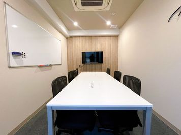 6名会議室③ - いいオフィス三鷹 by LHK 6名会議室（Room14）※最大8名利用可の室内の写真