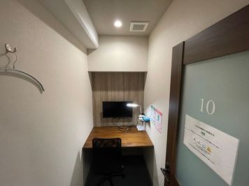 Room10 - いいオフィス三鷹 by LHK 1名完全個室（Room10）の室内の写真