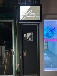 入り口は、知る人ぞ知る‼️
歌舞伎町の秘密基地感が溢れ出してます。 - SECRET ROOM HIVEの入口の写真