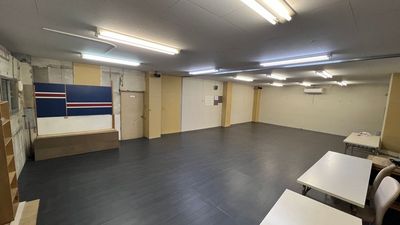 演劇やダンスレッスンに最適、煙草ルーム完備、徒歩２分圏内に駅、コンビニ、ドラッグストア、飲食店多数 - うるとら倉庫