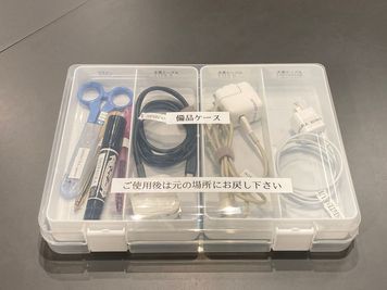 ペン・ハサミ、充電器も備品として用意しています。 - 田町駅徒歩7分のレンタルスペース！オンライン会議やイベントも◎ 【シバスペ】SHIBAURA space（38名着席可）の設備の写真