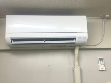 エアコン完備（200V：外気温50℃対応：冷房能力5.6kw:暖房能力7.2kW） - 上六サイドビル2階（レンタルスペースみらい） レンタルスペース、貸し会議室の室内の写真