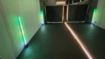 縦型LEDフロアライト2台
ダンスミラーの前にはLEDラインライトも設置
防音遮光カーテン完備で昼間でも夜間と同じライティングで撮影可能です。 - レンタルスタジオ -- B Bright 新宿301 -- レンタルダンススタジオ　2時間～コースの室内の写真