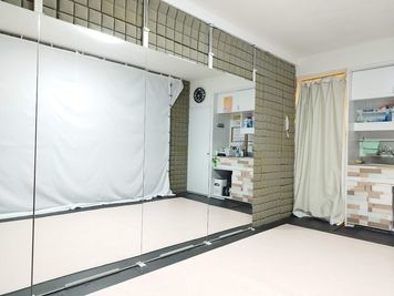 防音材、防振のマット、大型ミラー4枚を設置。背景布、照明機材も完備しています。個人練習に最適です。 - レンタルスタジオ -- B Bright 新宿303 -- レンタルダンススタジオ 　2時間～コースの室内の写真