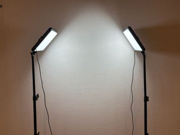 LEDビデオライト（左右セット）はUSB接続用のコンセントをご利用ください - Gozar新宿御苑 Gozar新宿御苑｜1〜20名様　丸ノ内線新宿御苑前駅徒歩4分の設備の写真