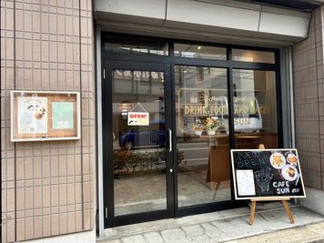 入口、1F路面店　一時停車での荷物搬入可 - 福生市のカフェを利用した多目的スペース【Cafe Sun】 福生市カフェを利用したレンタルスペース【CafeSun】の入口の写真