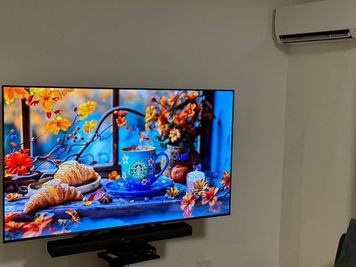 65インチ大型テレビ - ゲストハウス大垣心音 キッチン付きシネマラウンジの設備の写真