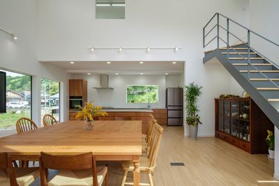 天井高は５メートル！吹き抜けと大きな窓が特徴の開放感ある空間です - Garden Kitchen Studio（庭付き１棟貸し） Garden Kitchen Studioの室内の写真