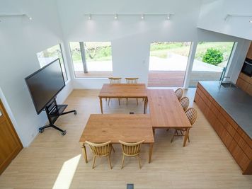 モニターの移動も可能なのでレイアウト自由自在！ - Garden Kitchen Studio（庭付き１棟貸し） Garden Kitchen Studioの室内の写真