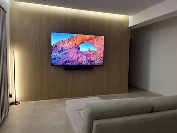 夜は間接照明だけで、映画鑑賞がおすすめです。65型テレビとJBLの大型スピーカーでお楽しみください。 - レンタルスペース「SHARE PIECE」 SHARE PIECEの室内の写真