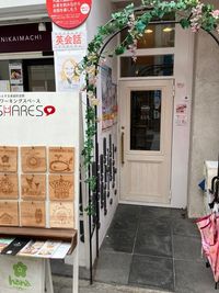 入口。少し分かりづらいです。
隣が布団のつゆきさん（閉店）。
向かいがLION堂（帽子屋さん） - コワーキングスペースSHARES 姫路で会議・打ち合わせ・イベント・研修に！セミナースペースの入口の写真