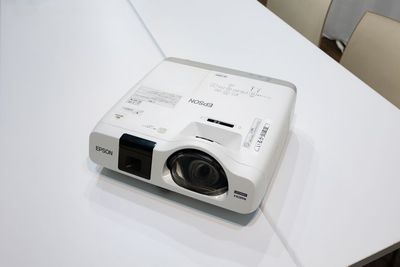 EPSON エプソン プロジェクター EB-536WT
3400lm 超短焦点タイプ - いるか会議室栄店 いるか会議室　栄店の設備の写真