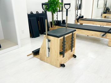 チェアも完備しております。 - Pilates studio Torico -西長堀店- マシンピラティスが使える⁉️マシンピラティススタジオの室内の写真